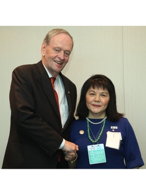 2013 l'hon. Jean Chrétien Ancien Premier ministre du Canada  (à gauche)