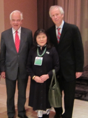加拿大驻中国大使麦家廉 (左)