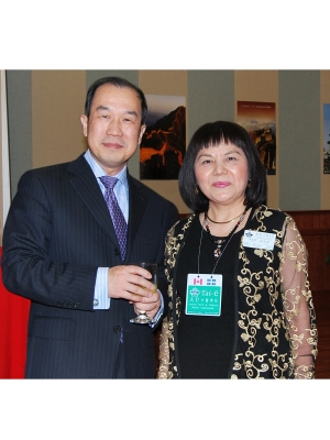 2011 中华人民共和国驻加拿大特命全权大使章均赛 (左)