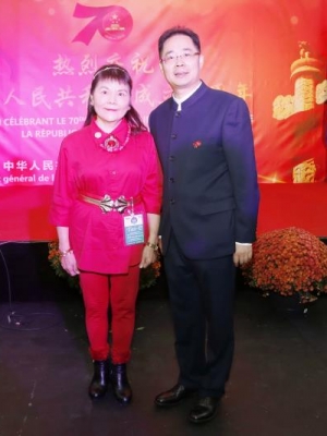 庆祝中华人民共和国成立70周年 驻蒙特利尔总领事陈学明 (右)、Tai-e院长吴淑娥 (左)